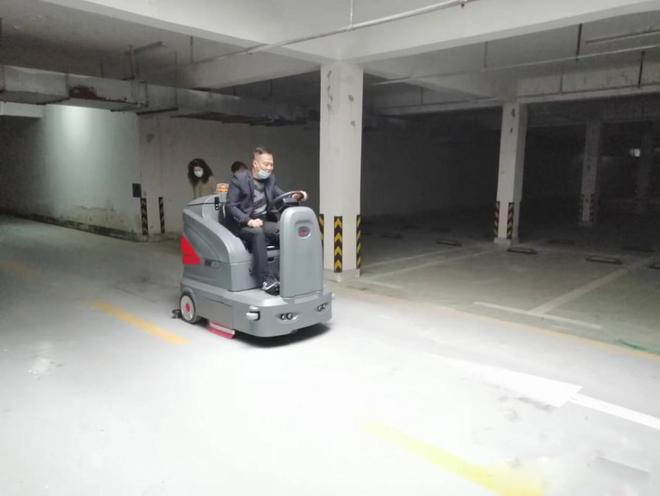 昭通小区物业保洁不用人力改用驾驶式洗地机了